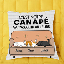 Charger l'image dans la galerie, Oreiller jusqu'à 9 chiens et chats, Coussin carré personnalisables, C'est notre canapé Va t'asseoir ailleurs