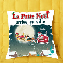 Charger l'image dans la galerie, Oreiller personnalisée, Canapé Coussin cadeau pour Maman Papa chats, jusqu'à 6 chats, La Patte Noël arrive en ville