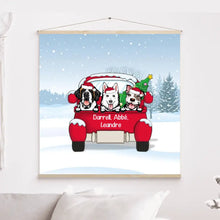 Charger l'image dans la galerie, Toile à suspendre personnalisée, Toile cadeau pour Maman et Papa Chien, jusqu'à 3 chiens, Voiture rouge, joyeux noël