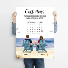 Charger l'image dans la galerie, Date d'anniversaire Poster premium encadré en bois personnalisée, Saint-Valentin Cadeau couple, Couple assis sur la plage