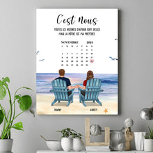 Charger l'image dans la galerie, Date d'anniversaire Poster premium encadré en bois personnalisée, Saint-Valentin Cadeau couple, Couple assis sur la plage