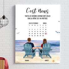 Charger l'image dans la galerie, Date d'anniversaire Poster premium encadré en bois personnalisée, Saint-Valentin Cadeau couple, Couple assis sur la plage