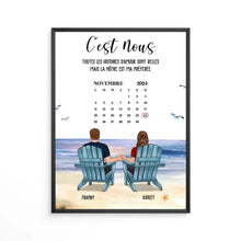Charger l'image dans la galerie, Date d'anniversaire Poster premium encadré en bois personnalisée, Saint-Valentin Cadeau couple, Couple assis sur la plage