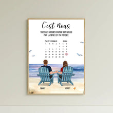Charger l'image dans la galerie, Date d'anniversaire Poster premium encadré en bois personnalisée, Saint-Valentin Cadeau couple, Couple assis sur la plage