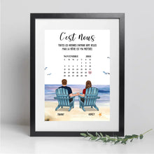 Charger l'image dans la galerie, Date d'anniversaire Poster premium encadré en bois personnalisée, Saint-Valentin Cadeau couple, Couple assis sur la plage