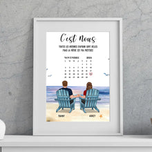 Charger l'image dans la galerie, Date d'anniversaire Poster premium encadré en bois personnalisée, Saint-Valentin Cadeau couple, Couple assis sur la plage