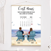 Charger l'image dans la galerie, Date d'anniversaire Poster premium encadré en bois personnalisée, Saint-Valentin Cadeau couple, Couple assis sur la plage
