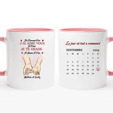 Charger l'image dans la galerie, Date d'anniversaire Mug Calendrier personnalisé, Saint-Valentin Cadeaux pour couple, Couple main dans la main