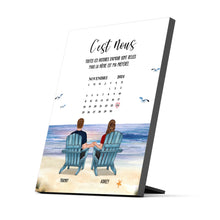 Charger l'image dans la galerie, Date d'anniversaire Poster premium encadré en bois personnalisée, Saint-Valentin Cadeau couple, Couple assis sur la plage