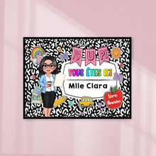 Charger l'image dans la galerie, Enseignante Plaque De Porte personnalisée, Cadeaux pour la fête des enseignants, Youpi Vous êtes ici