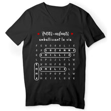 Charger l'image dans la galerie, Mots mêlés T-shirt personnalisé noms, cadeau grand-père grand-mère, Petits-enfants embellissent la vie