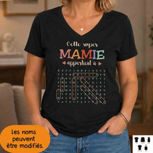 Charger l'image dans la galerie, Mots mêlés T-shirt Col V personnalisé petits-enfants noms, cadeau grand-mère, mamie, maman, Cette super mamie appartient à