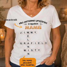 Charger l'image dans la galerie, T-Shirt Col V Mots Croisés Personnalisé avec Prénoms – Cadeau Mamie, Papy, Mes personnes préférées m'appellent