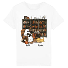 Charger l'image dans la galerie, T-Shirt Halloween Fantôme et Chien ou Chat Lecteur Personnalisé avec Prénom – Cadeau pour Bibliothécaire et Lecteur