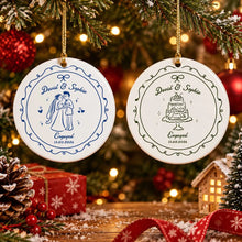 Charger l'image dans la galerie, Ornement en Céramique Personnalisé Fiançailles – Cadeau de Noël pour Couple de Futurs Mariés