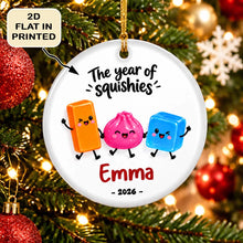 Charger l'image dans la galerie, Ornement en Céramique Personnalisé The Year of Squishies – Souvenir de Noël 2D