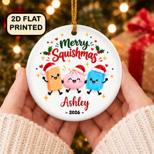 Charger l'image dans la galerie, Ornement en Céramique Personnalisé Merry Squishmas avec Prénom – Cadeau Noël pour Fan de Squishies