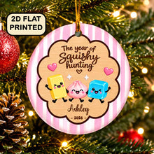 Charger l'image dans la galerie, Ornement en Bois Personnalisé The Year of Squishy Hunting – Décoration de Noël avec Prénom