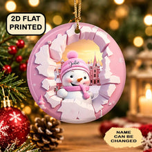 Charger l'image dans la galerie, Ornement en Céramique Rose Bonhomme de Neige Personnalisé avec Prénom – Cadeau de Noël pour Bébé