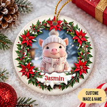 Charger l'image dans la galerie, Ornement en Céramique Cochon Bébé Personnalisé avec Prénom – Cadeau de Noël pour Bébé et Amoureux des Cochons