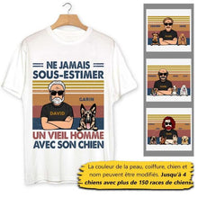 Charger l'image dans la galerie, Jusqu'à 6 chiens, t shirt personnalisé chien, tee shirt papa chien, Ne jamais sous-estimer un vieil homme avec son chien