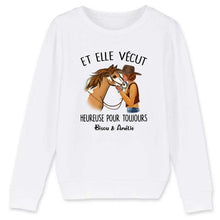 Charger l'image dans la galerie, Pull personnalisé cheval, Sweat à col rond cheval, maman cheval, Et elle vécut heureuse pour toujours