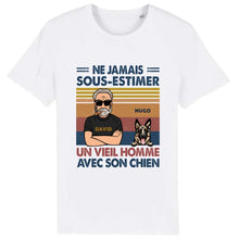 Charger l'image dans la galerie, Jusqu'à 6 chiens, t shirt personnalisé chien, tee shirt papa chien, Ne jamais sous-estimer un vieil homme avec son chien