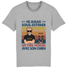 Charger l'image dans la galerie, Jusqu'à 6 chiens, t shirt personnalisé chien, tee shirt papa chien, Ne jamais sous-estimer un vieil homme avec son chien