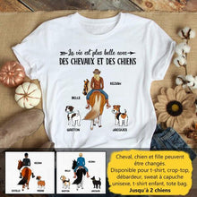 Charger l&#39;image dans la galerie, Jusqu&#39;à 2 chiens, t shirt personnalisé cheval et chien, tee shirt cheval femme, La vie est plus belle avec des chevaux et des chiens
