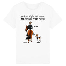 Charger l&#39;image dans la galerie, Jusqu&#39;à 2 chiens, t shirt personnalisé cheval et chien, tee shirt cheval femme, La vie est plus belle avec des chevaux et des chiens
