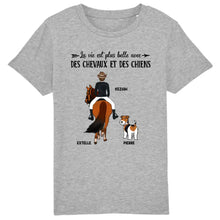 Charger l&#39;image dans la galerie, Jusqu&#39;à 2 chiens, t shirt personnalisé cheval et chien, tee shirt cheval femme, La vie est plus belle avec des chevaux et des chiens
