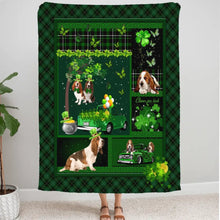 Charger l&#39;image dans la galerie, Chien Basset Hound Couverture personnalisée, Plaid cadeau pour Amoureux des chiens, Irish Shamrock St Patrick&#39;s Day
