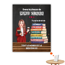 Charger l&#39;image dans la galerie, Enseignante Toile à suspendre personnalisée, Cadeaux pour la fête des enseignants, Enseignant debout près d&#39;une pile de livres
