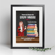 Charger l&#39;image dans la galerie, Enseignante Toile à suspendre personnalisée, Cadeaux pour la fête des enseignants, Enseignant debout près d&#39;une pile de livres
