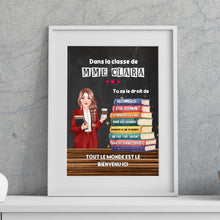Charger l&#39;image dans la galerie, Enseignante Toile à suspendre personnalisée, Cadeaux pour la fête des enseignants, Enseignant debout près d&#39;une pile de livres
