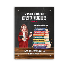 Charger l&#39;image dans la galerie, Enseignante Toile à suspendre personnalisée, Cadeaux pour la fête des enseignants, Enseignant debout près d&#39;une pile de livres
