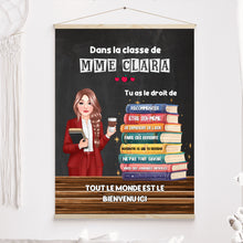 Charger l&#39;image dans la galerie, Enseignante Toile à suspendre personnalisée, Cadeaux pour la fête des enseignants, Enseignant debout près d&#39;une pile de livres
