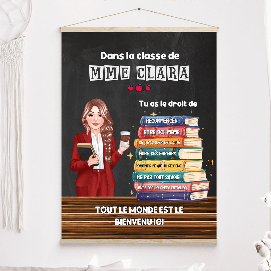 Enseignante Toile à suspendre personnalisée, Cadeaux pour la fête des enseignants, Enseignant debout près d'une pile de livres