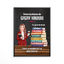 Charger l&#39;image dans la galerie, Enseignante Toile à suspendre personnalisée, Cadeaux pour la fête des enseignants, Enseignant debout près d&#39;une pile de livres
