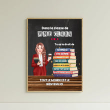 Charger l&#39;image dans la galerie, Enseignante Toile à suspendre personnalisée, Cadeaux pour la fête des enseignants, Enseignant debout près d&#39;une pile de livres
