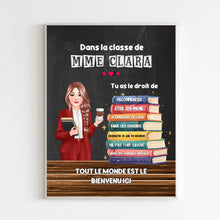 Charger l&#39;image dans la galerie, Enseignante Toile à suspendre personnalisée, Cadeaux pour la fête des enseignants, Enseignant debout près d&#39;une pile de livres
