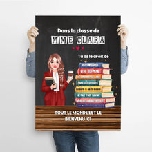 Charger l&#39;image dans la galerie, Enseignante Toile à suspendre personnalisée, Cadeaux pour la fête des enseignants, Enseignant debout près d&#39;une pile de livres
