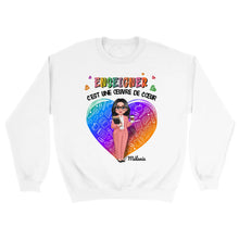 Charger l&#39;image dans la galerie, Professeure Sweat-shirt personnalisée, Cadeaux pour la fête des enseignants, Enseigner, c’est une œuvre de cœur
