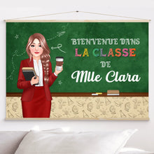 Charger l&#39;image dans la galerie, Professeure Toile à suspendre personnalisé, Cadeaux pour la fête des enseignante, Tableau noir Bienvenue Dans La Classe
