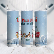 Charger l&#39;image dans la galerie, Gobelet chat personnalisée noms, Tumbler cadeau pour Maman Papa chats, jusqu&#39;à 6 chats, La Patte Noël arrive en ville
