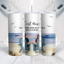 Charger l&#39;image dans la galerie, Gobelet personnalisée noms, Tumbler Saint-Valentin Cadeau couple, Couple assis sur la plage
