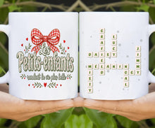 Charger l'image dans la galerie, Mots croisés personnalisés avec prénoms, Noël T-shirt cadeau pour mamie, Coquette Florale petits-enfants rendent la vie plus belle
