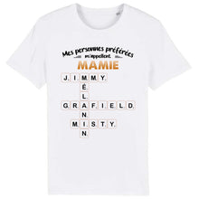 Charger l'image dans la galerie, T-Shirt Col V Mots Croisés Personnalisé avec Prénoms – Cadeau Mamie, Papy, Mes personnes préférées m'appellent
