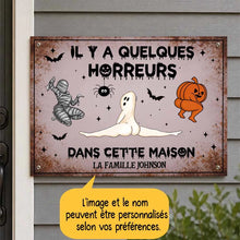Charger l'image dans la galerie, Plaque de Porte Métallique Personnalisée Il Y A Quelques Horreurs Dans Cette Maison – Cadeau Halloween
