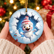 Charger l'image dans la galerie, Ornement en Céramique Bonhomme de Neige Personnalisé avec Prénom – Cadeau de Noël pour Bébé
